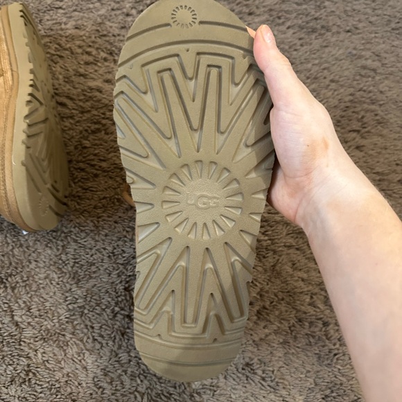 women's uggs - Picture 3 of 6